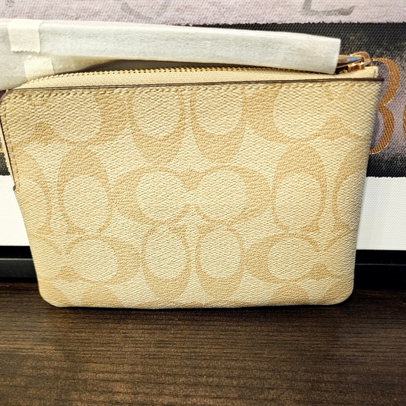 Coach Tan and Cream Wristlet NWT. - Picture 3 of 6